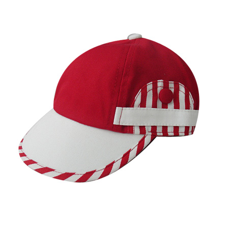 戴一頂小孩棒球帽，酷勁十足！