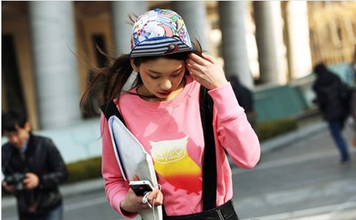 　　復(fù)古棒球帽這樣搭，搭出古典女人味