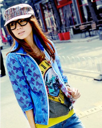 　　心機(jī)搭配長(zhǎng)檐棒球帽，五一出游不怕曬.