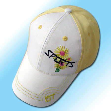 戴一頂小孩棒球帽，酷勁十足！