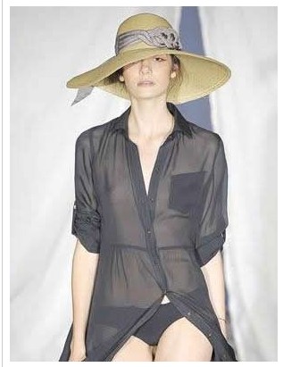 夏季來臨，戴上長(zhǎng)檐太陽帽來遮陽 