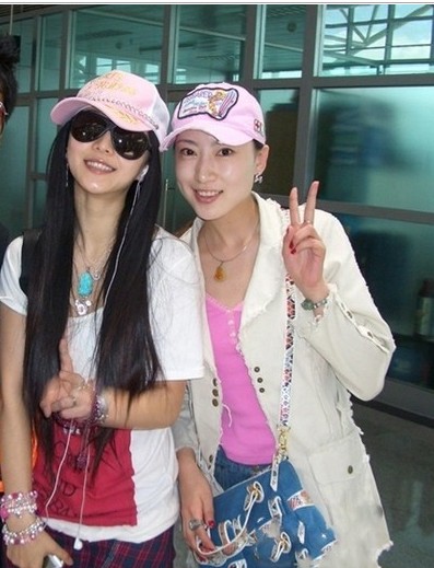 　　心機(jī)搭配長(zhǎng)檐棒球帽，五一出游不怕曬.