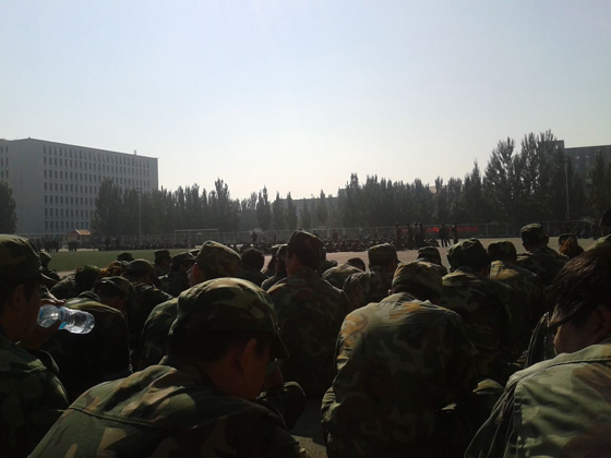 軍訓(xùn)戴的帽子，一個小時就濕透了