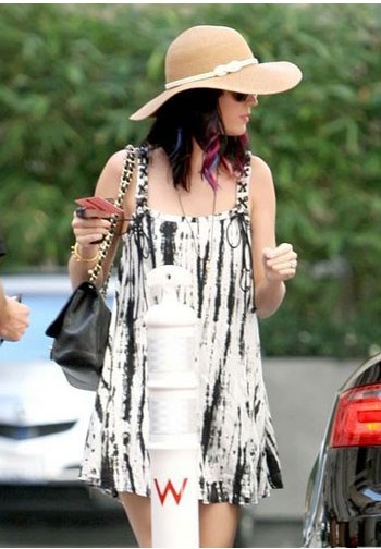 星味時(shí)尚感百搭，明星示范草編休閑帽