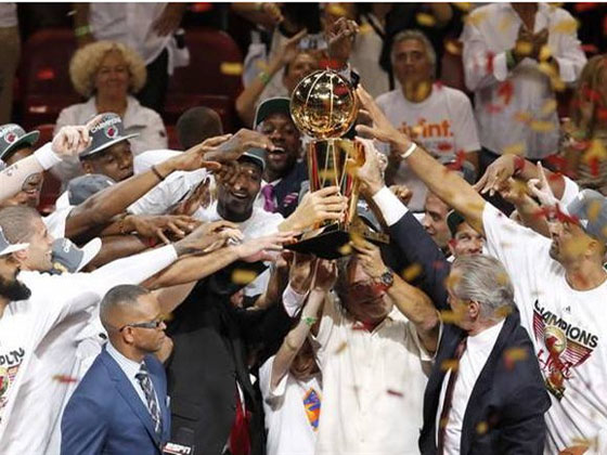 帽子工廠球迷仍向馬刺致敬，向鄧肯致敬