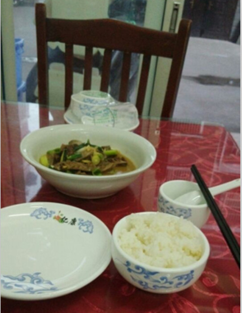 一個人，一碗飯菜，一頂情侶棒球帽子