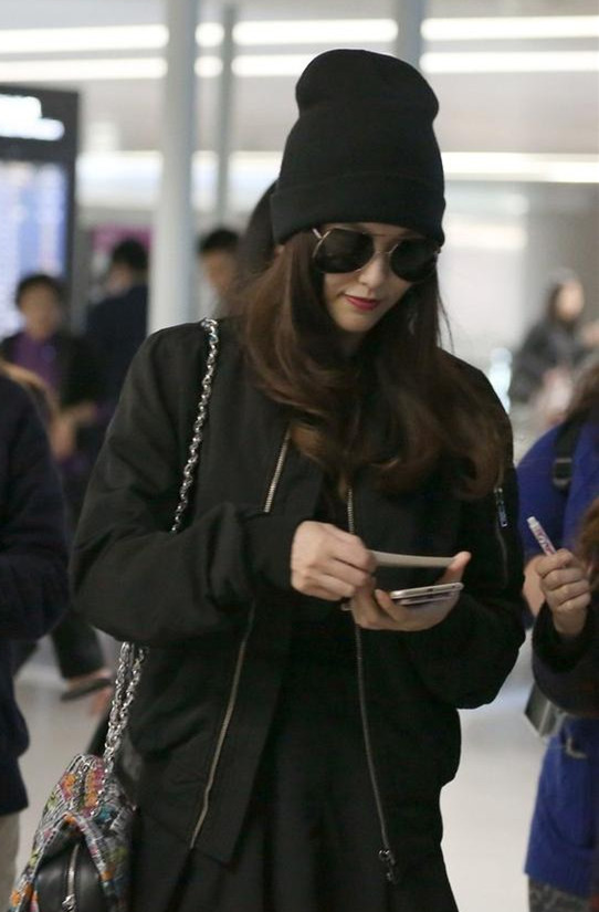 明星黑灰色毛線(xiàn)帽