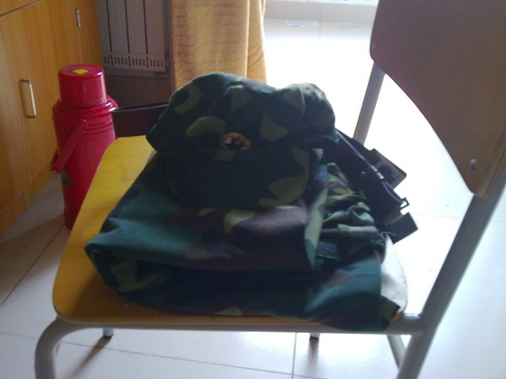 軍訓(xùn)戴的帽子，一個小時就濕透了