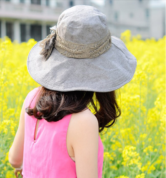 抓住秋天的尾巴，女人趕緊戴大沿遮陽帽來臭美