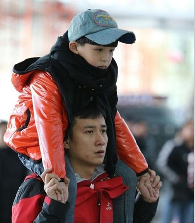 《裸婚時(shí)代》姚笛捧紅球球針織帽，《小爸爸》圍巾要火