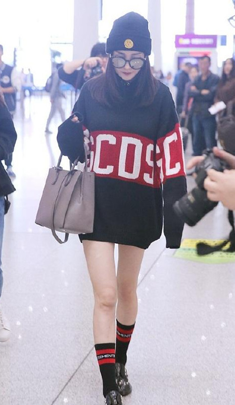 明星黑灰色毛線(xiàn)帽